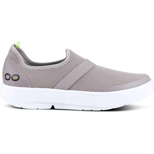 Women's OOFOS OOmg Low, White/Grey, 5 B Medium